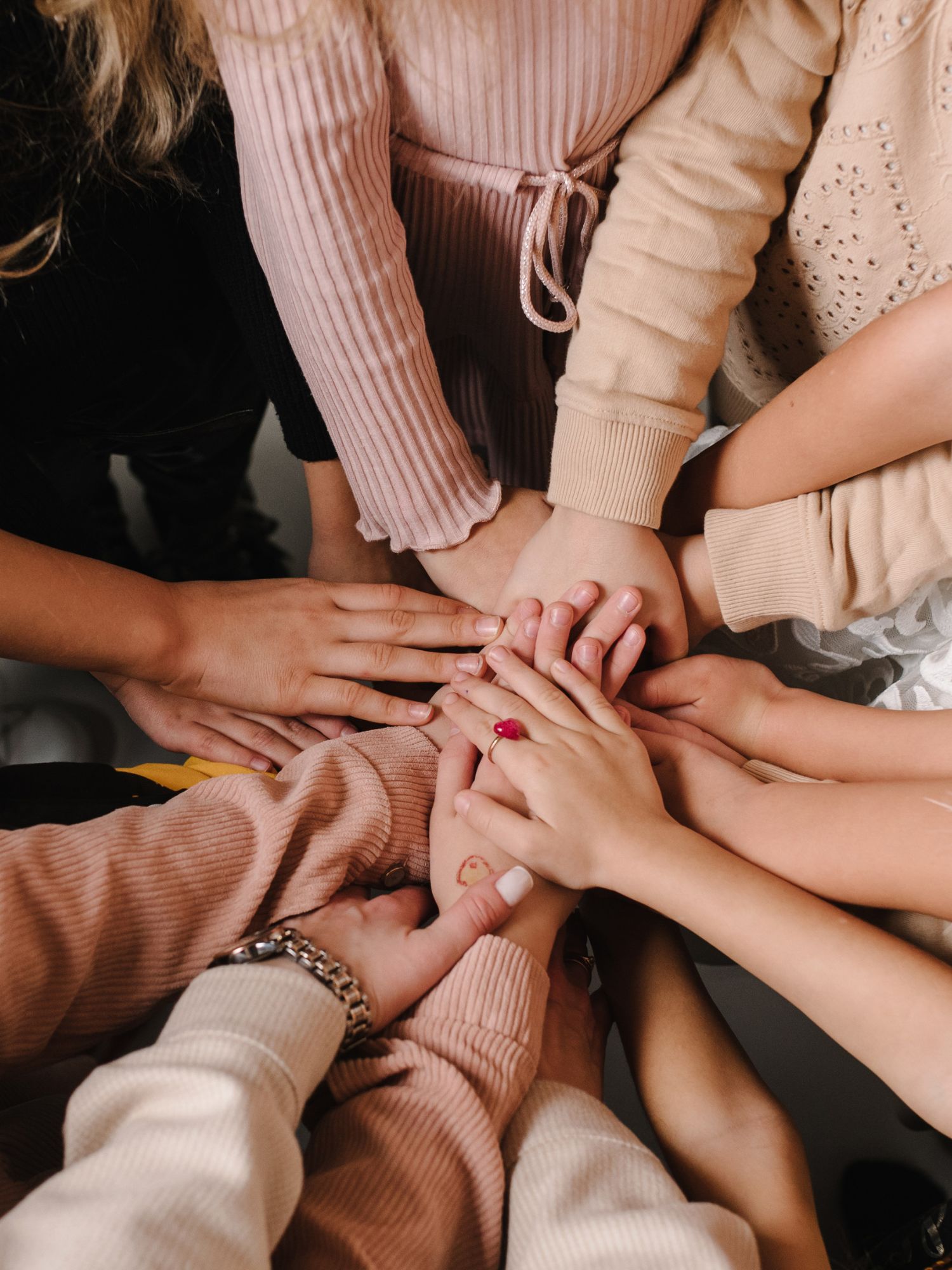 Mami's 4 haende vereint teamwork gemeinschaft