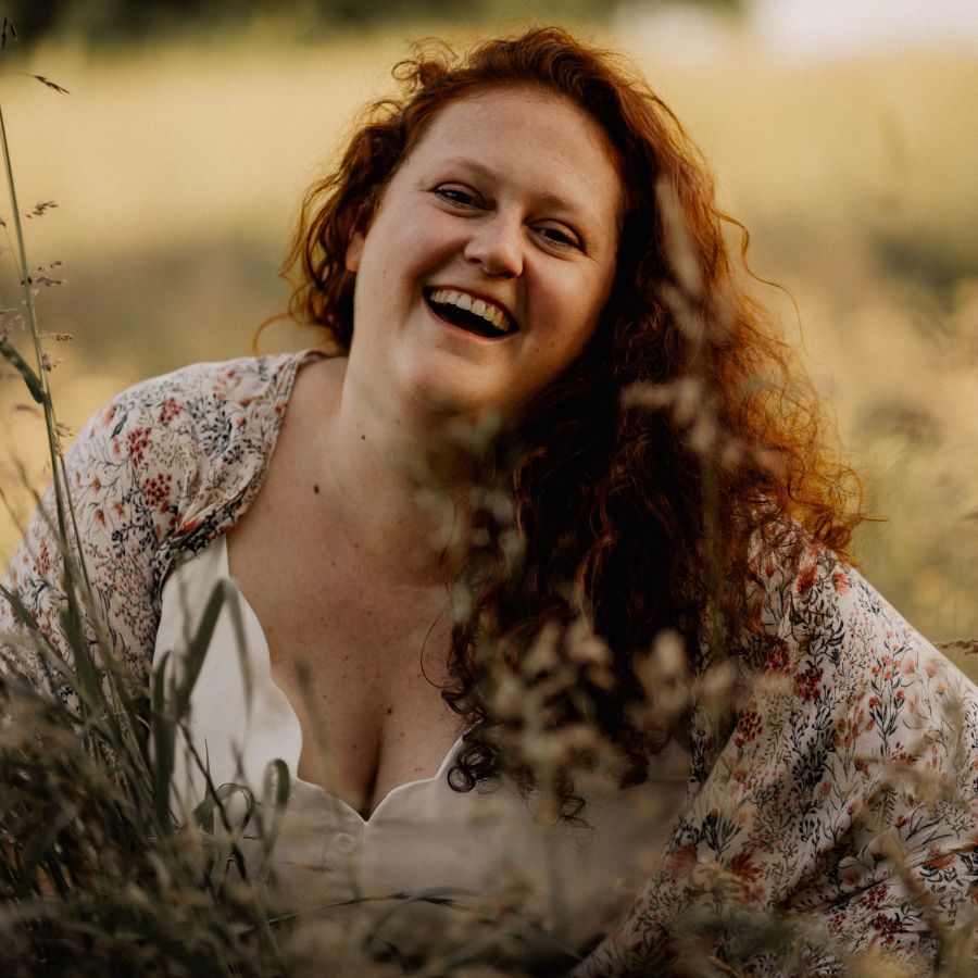 Home 1 portrait femme souriante lumiere douce 900x900 1