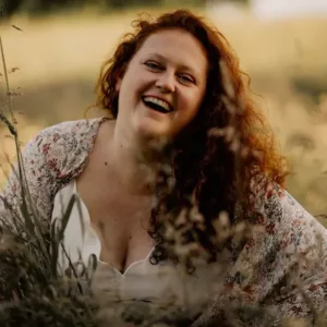 Home 2 portrait femme souriante lumiere douce 400 400